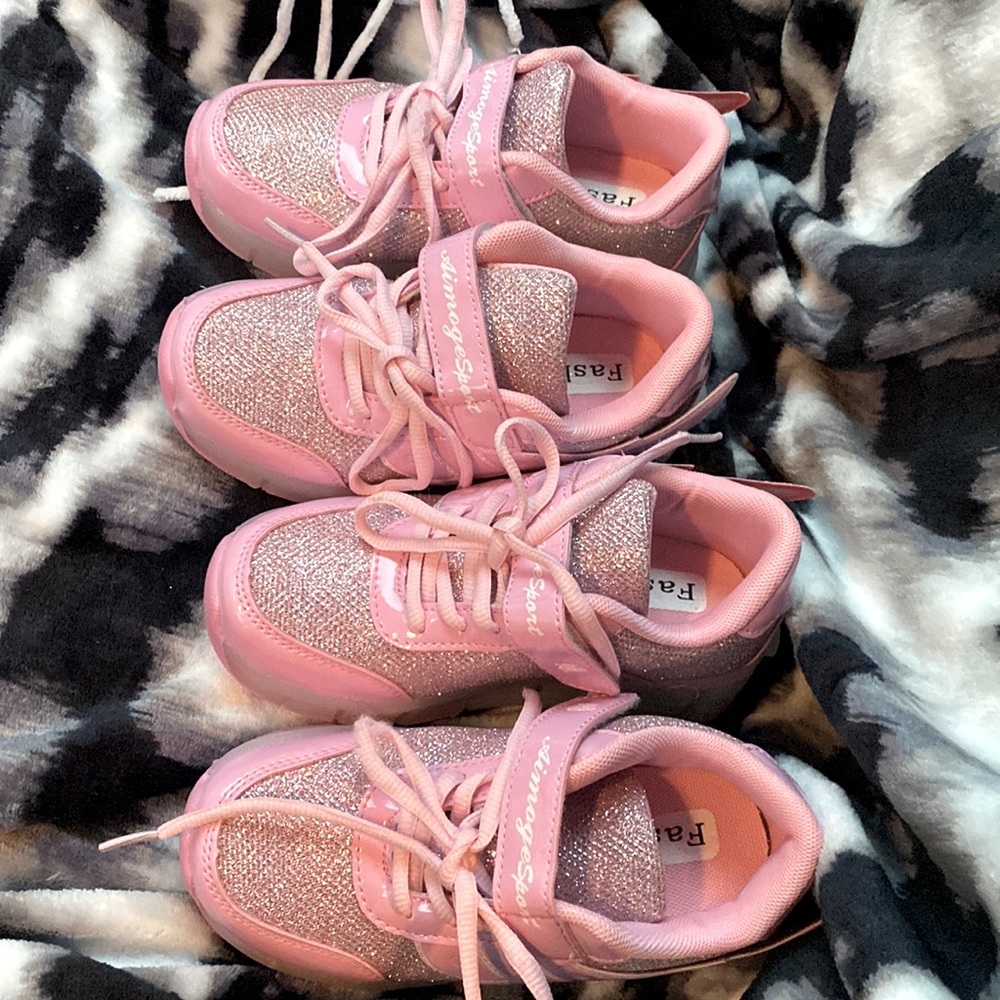 Girls pink glitter winged sneakers , pop out wheel, Little kid 13.5 China 31